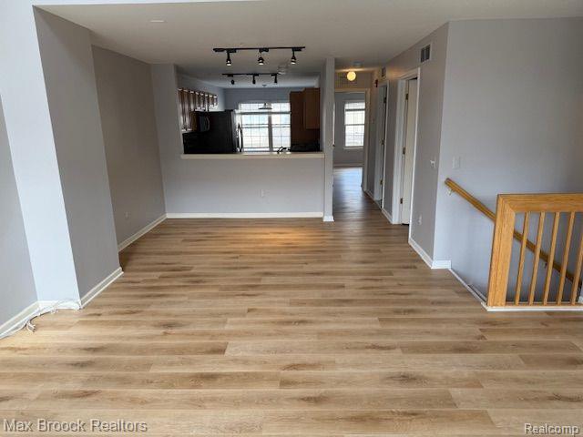 421 OLD PINE Way, Walled Lake, MI 48390 — Photo 4