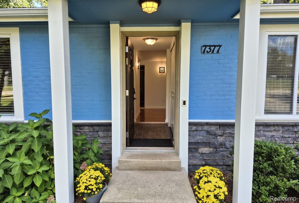 7377 Cooley Lake Road, West Bloomfield, MI 48324 — Photo 20