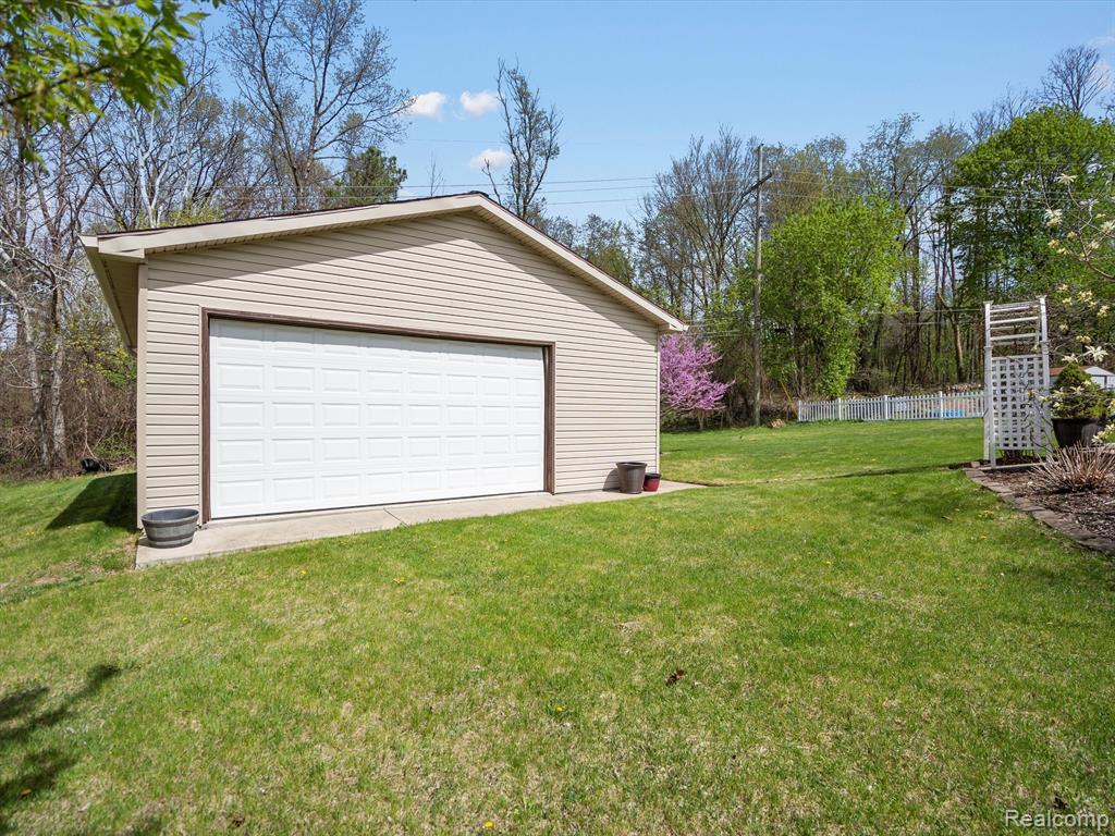 860 MANOR Drive, Milford, MI 48381 — Photo 17
