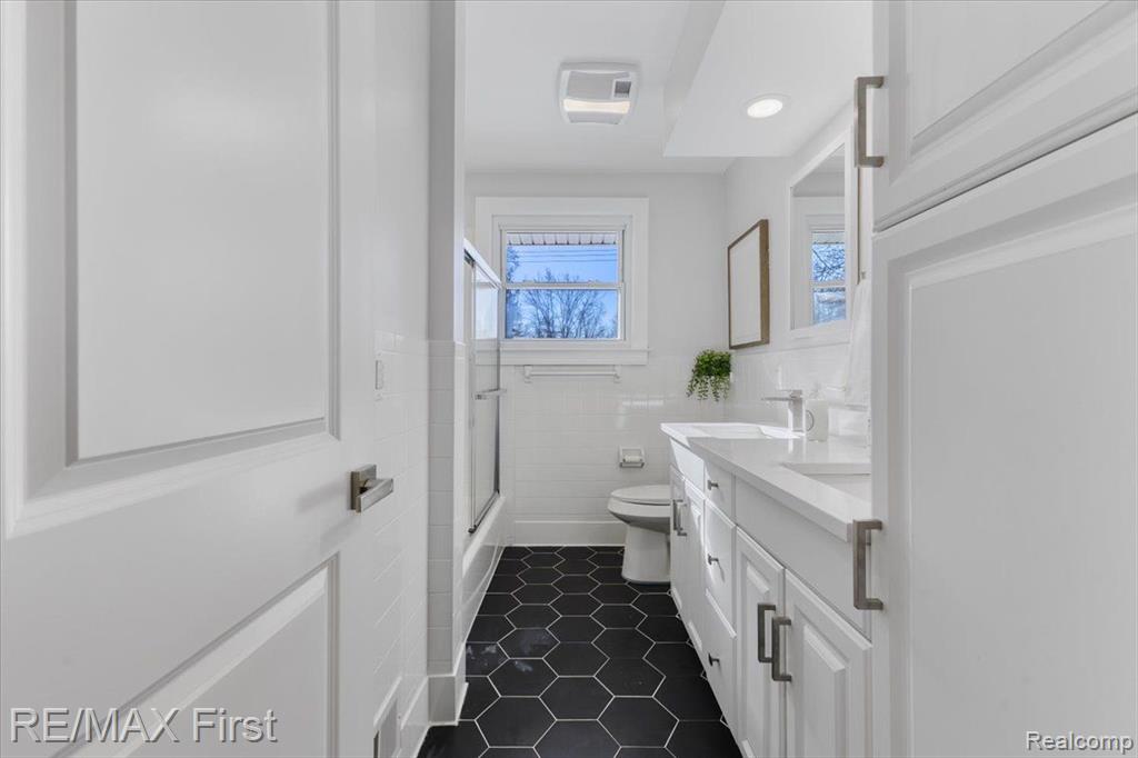 532 NICHOLS Road, Auburn Hills, MI 48326 — Photo 16