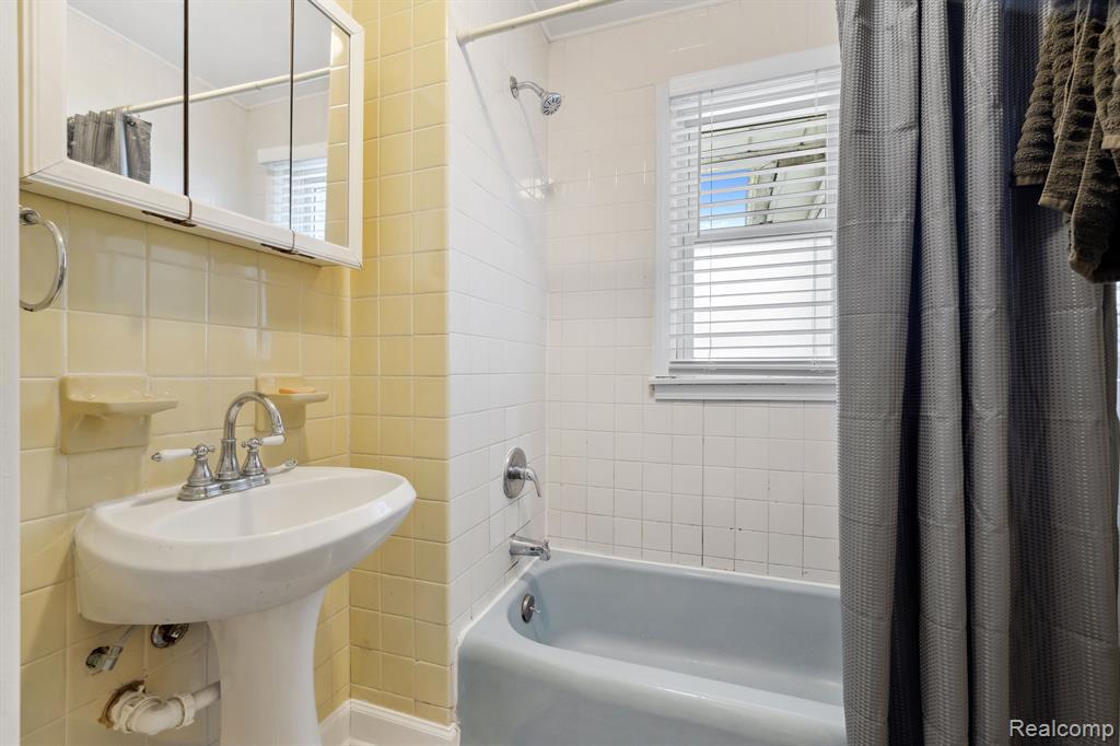 490 Chicago Drive, Howell, MI 48843 — Photo 10
