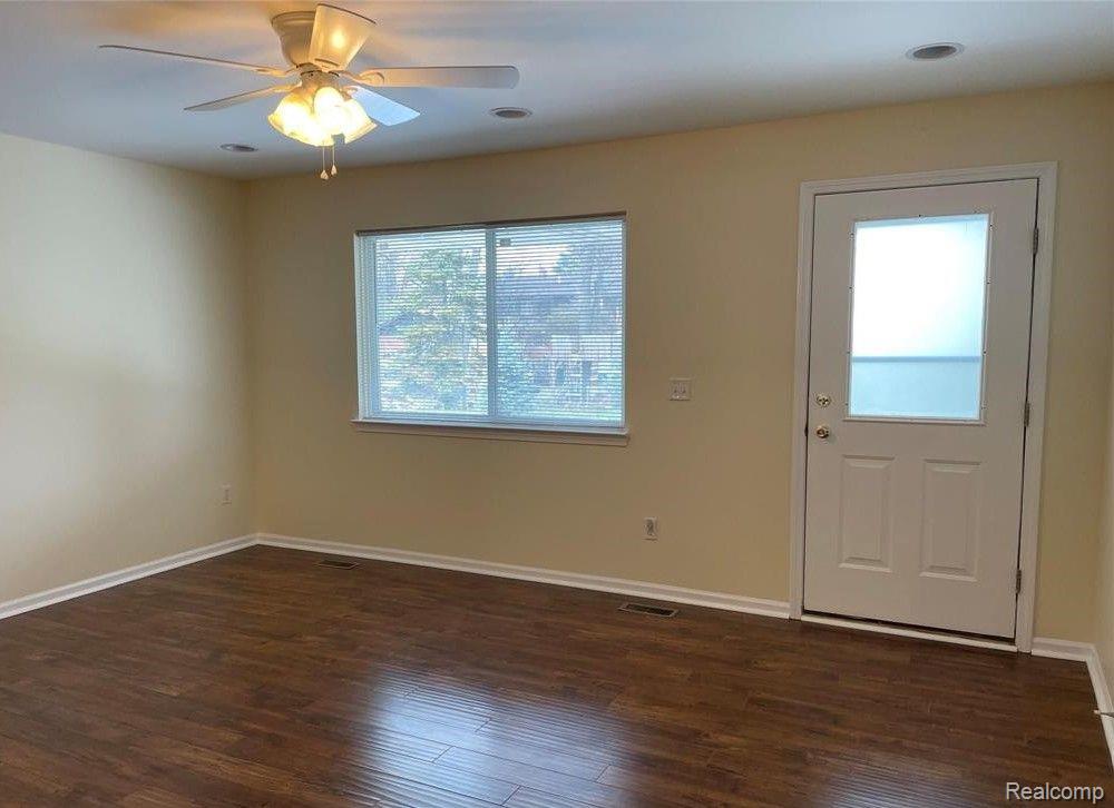 5483 Seabreeze Lane, Sterling Heights, MI 48310 — Photo 2
