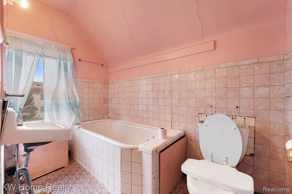 8436 LUMPKIN Street, Hamtramck, MI 48212 — Photo 13
