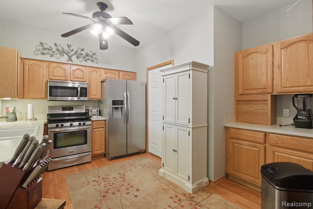 5496 GREENWAY Drive, 48, Trenton, MI 48183 — Photo 9