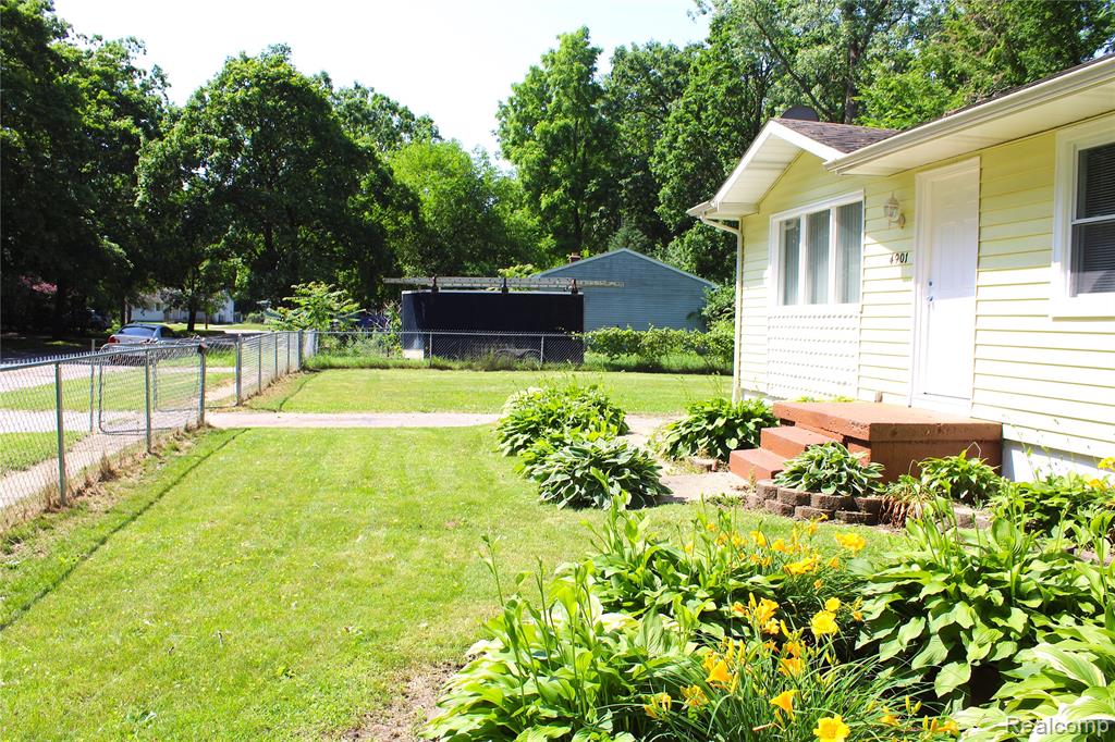 4901 Alpha Way, Flint, MI 48506 — Photo 34