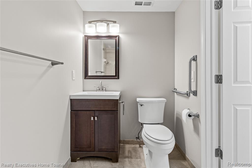 929 Country Club Drive, Saint Clair Shores, MI 48082 — Photo 11