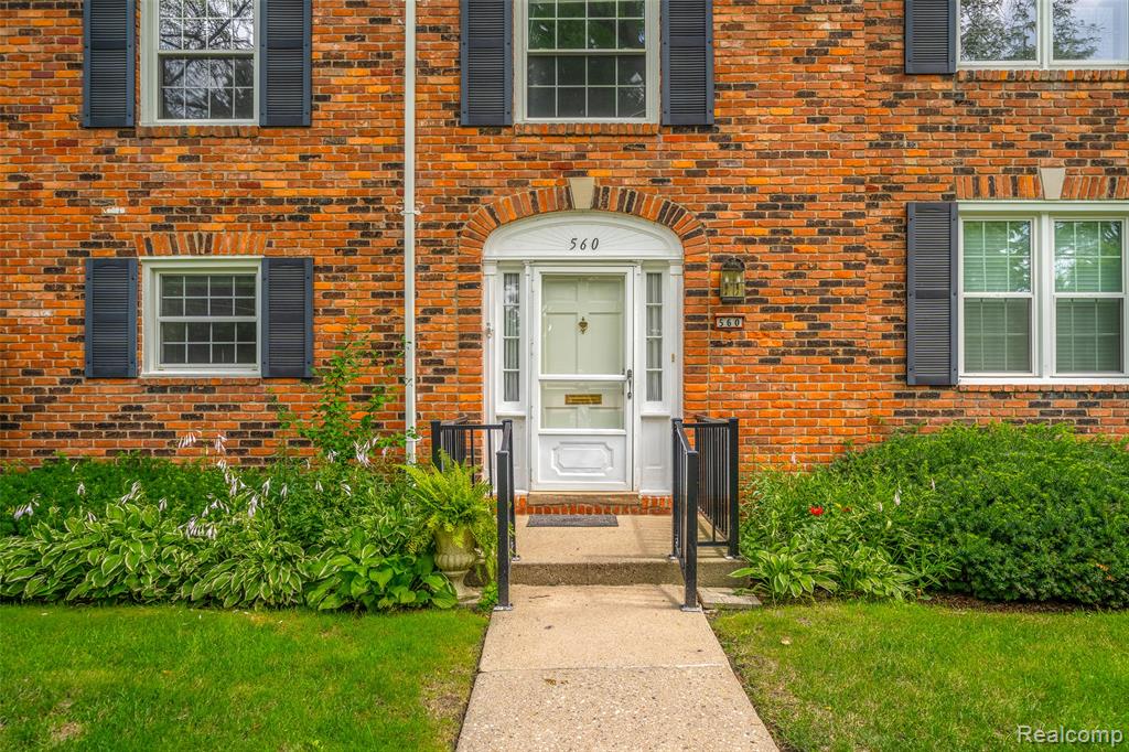 560 Billingsgate Court, Bloomfield Hills, MI 48301 — front exterior