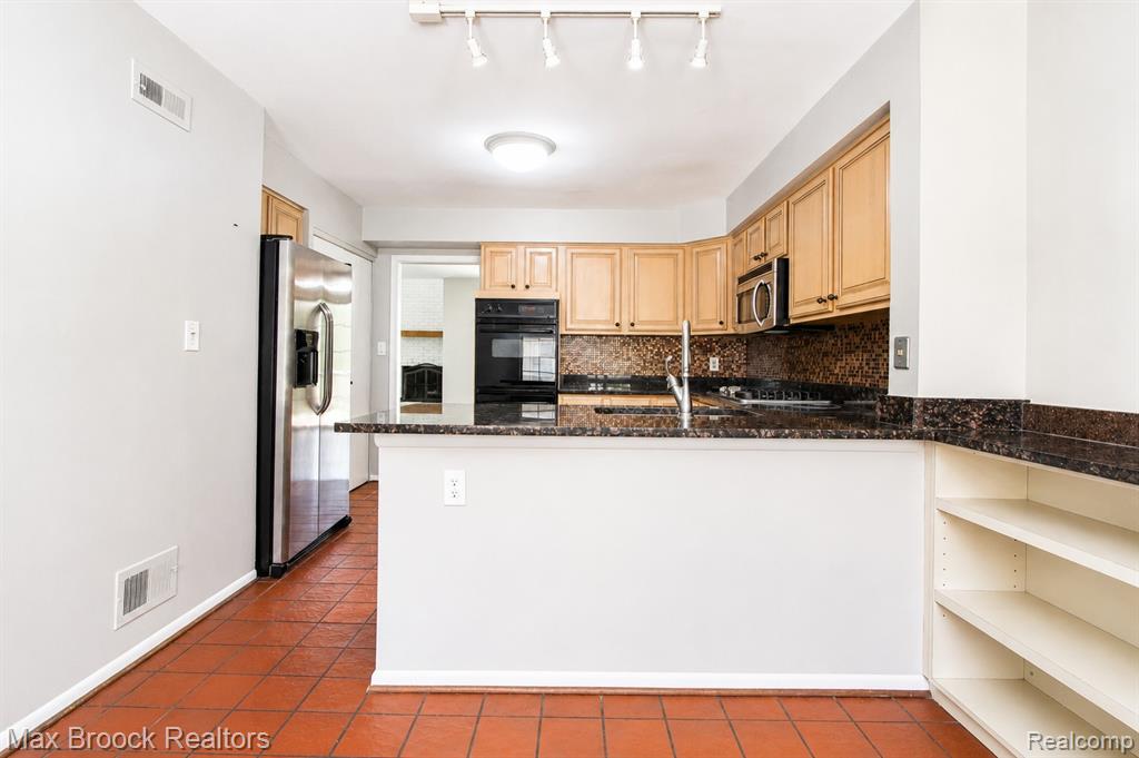 7139 Creeks Crossing, West Bloomfield, MI — Photo 18