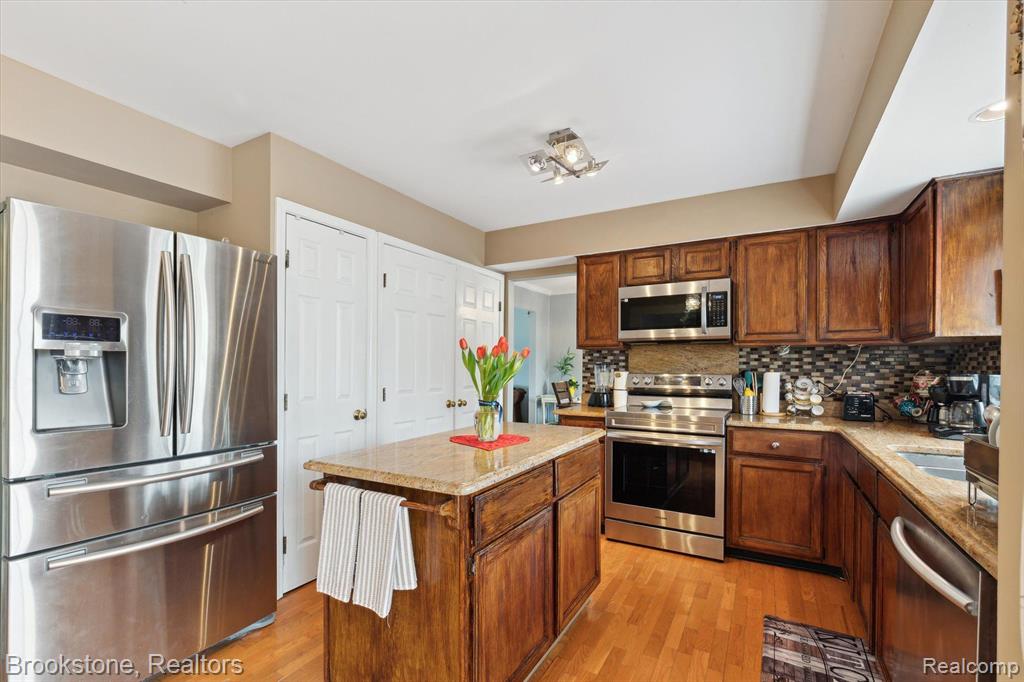 465 THORNRIDGE Drive, Rochester Hills, MI 48307 — Photo 15