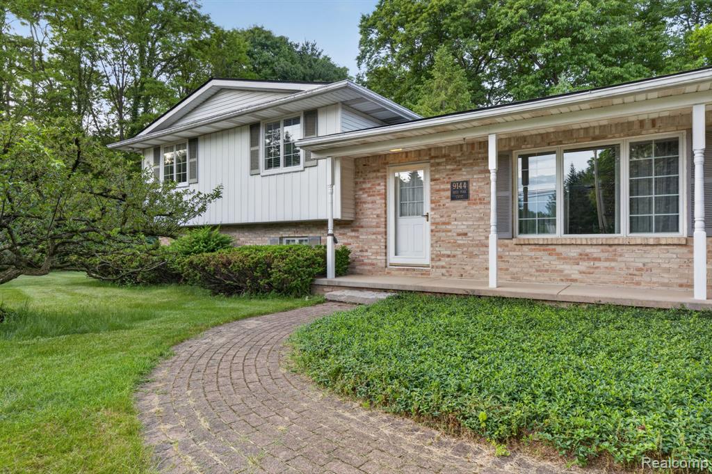 9144 Deer Park Court, Fenton, MI 48430 — Photo 2