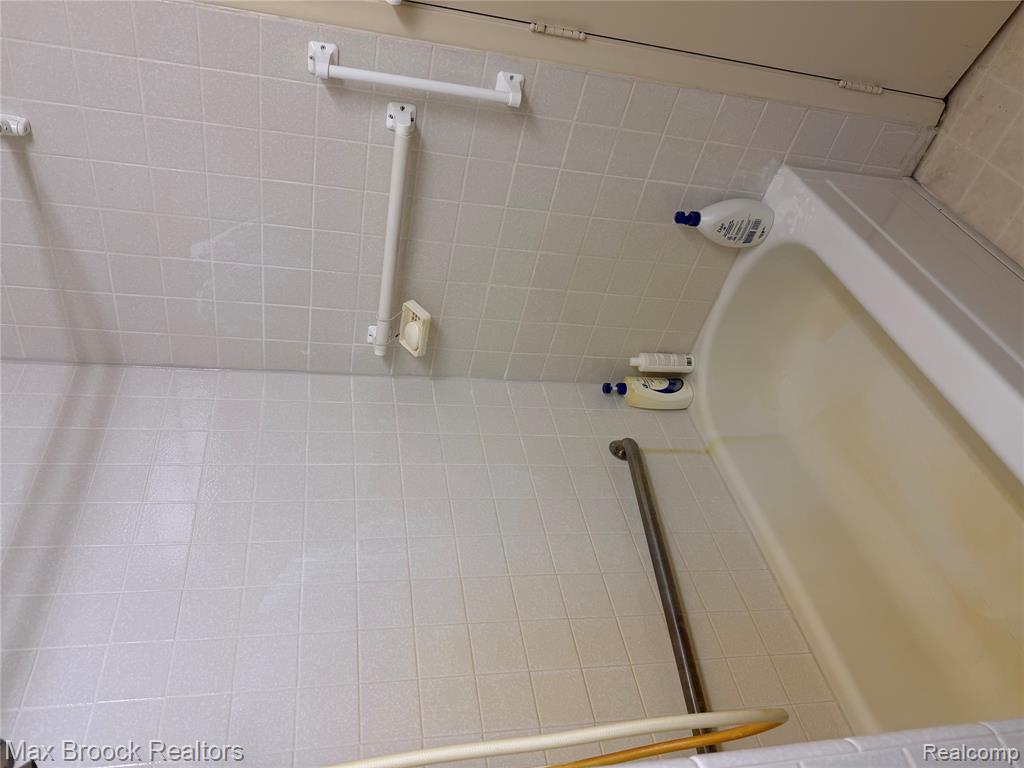 6433 Walnut Lake Road, West Bloomfield, MI 48323 — Photo 9