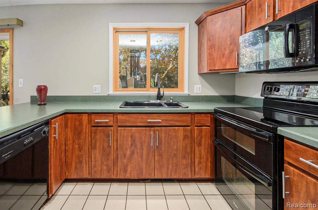 6429 Woodglen Drive, Clarkston, MI — Photo 12