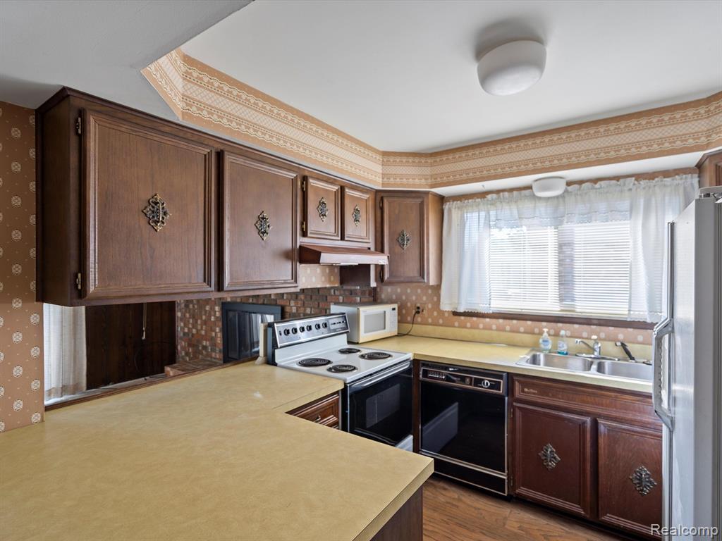 42909 LOMBARDY Drive, Canton, MI 48187 — Photo 11