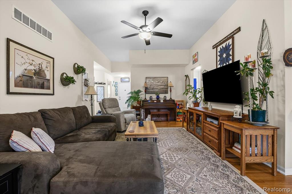 4462 Glenoaks Court, Warren, MI 48092 — Photo 4