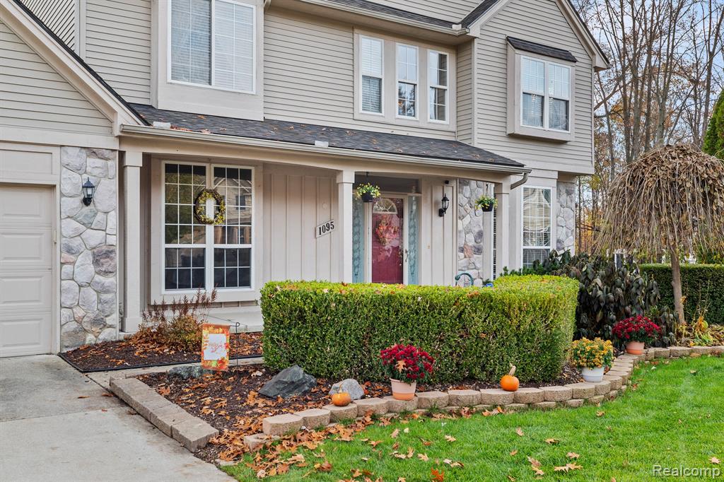 1095 APPALOOSA Court, South Lyon, MI 48178 — Photo 2