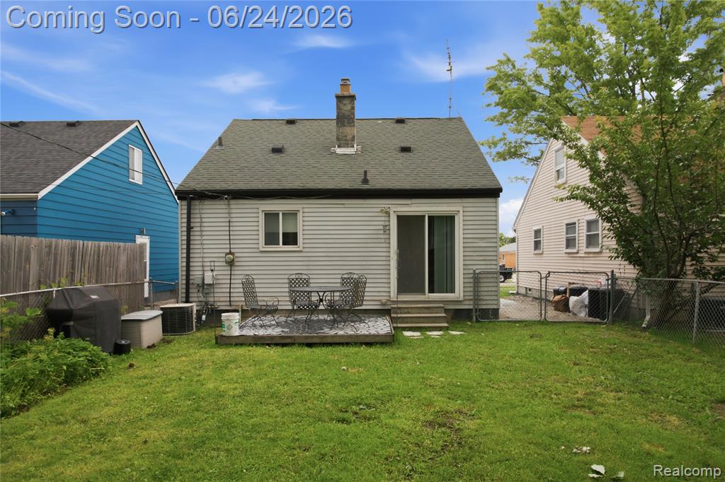 20644 Hollywood Street, Harper Woods, MI 48225 — Photo 17