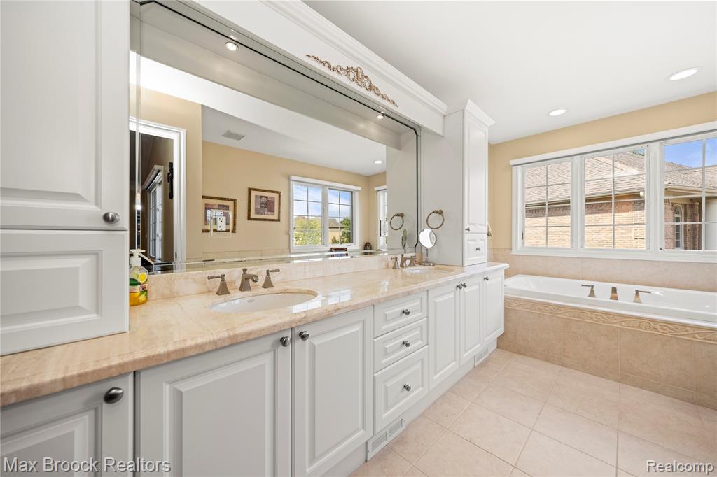 5679 Branford Drive, West Bloomfield, MI — Photo 51