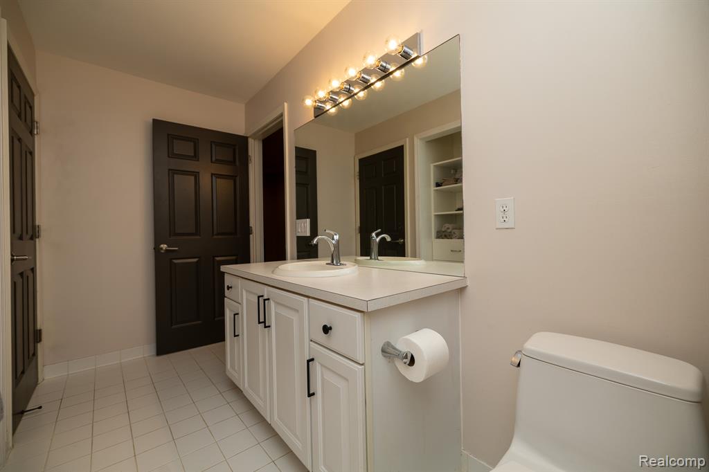 4910 Knollcrest Court, Commerce Twp, MI 48382 — Photo 45