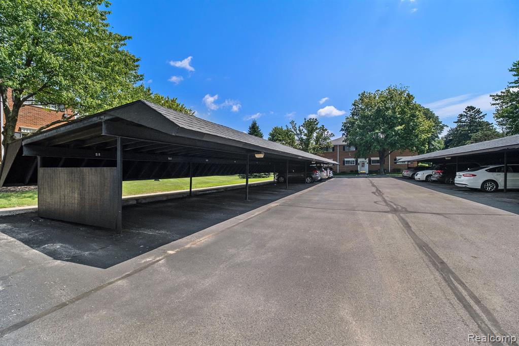 654 E FOX HILLS Drive, Bloomfield Hills, MI 48304 — Photo 18