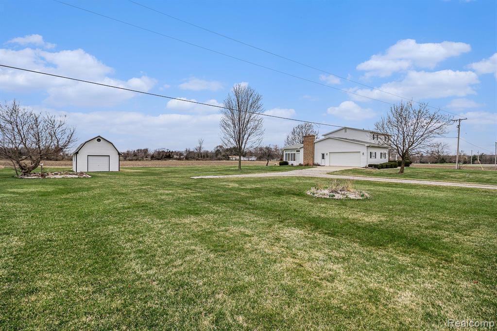 7048 SEYMOUR Road, Swartz Creek, MI 48473 — Photo 23