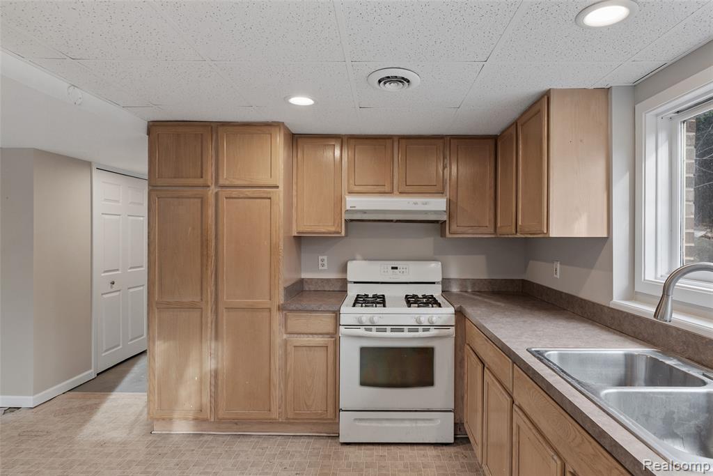 8732 Elizabeth Lake Road, White Lake, MI — Photo 25