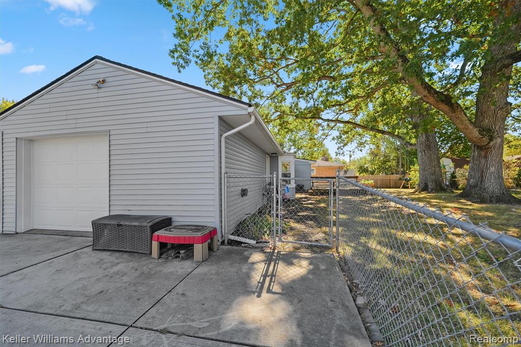 671 E Crest Lane, South Lyon, MI 48178 — Photo 40