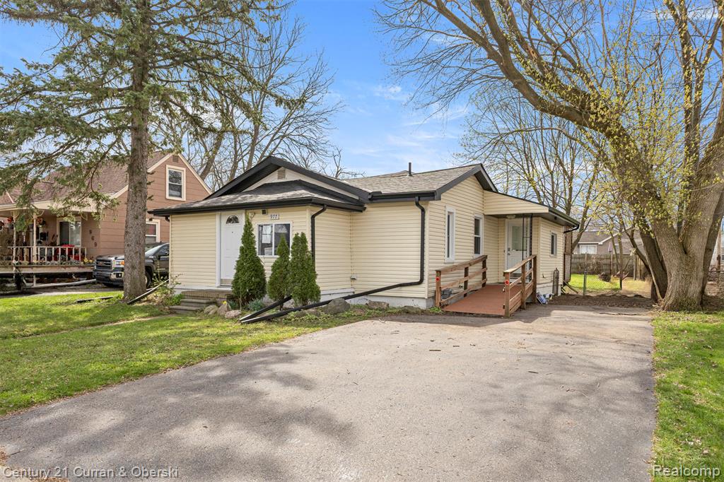 977 Boston Avenue, Waterford, MI 48328 — front exterior
