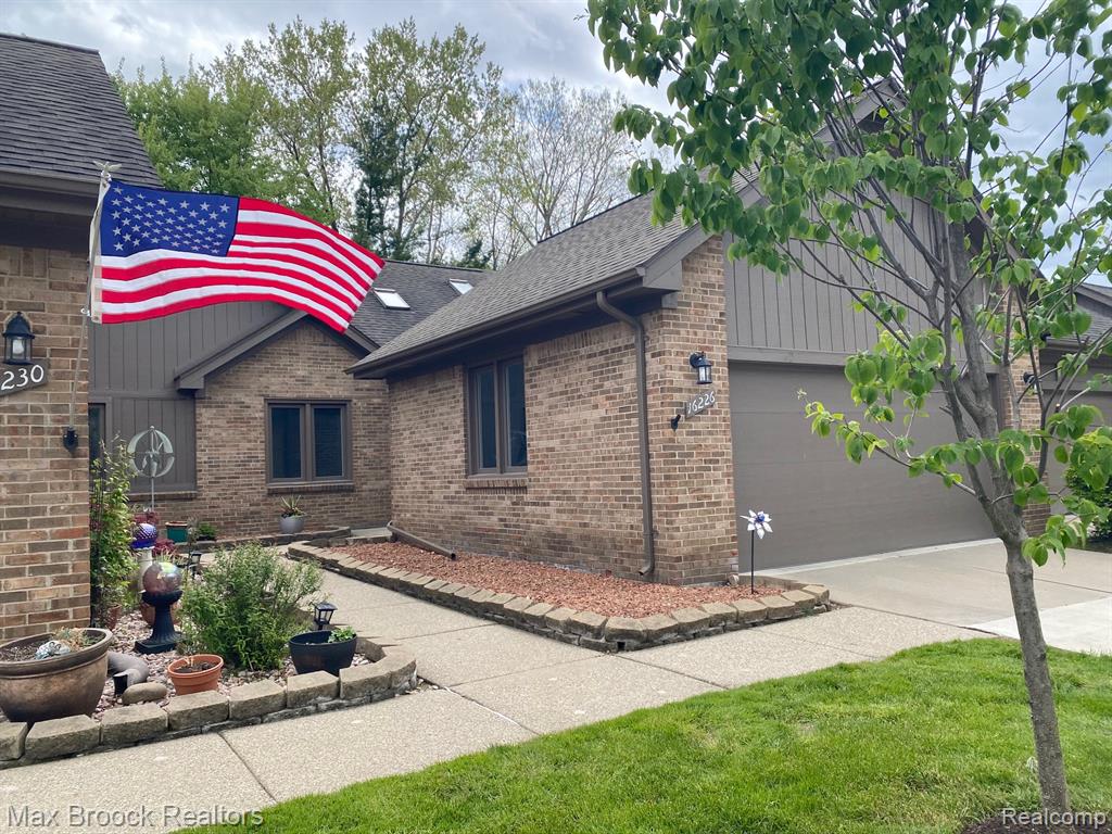 16226 PINE RIDGE Drive N, Fraser, MI 48026