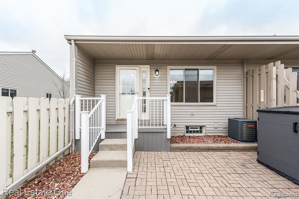 61960 ARLINGTON Circle, 1, South Lyon, MI 48178 — Photo 2