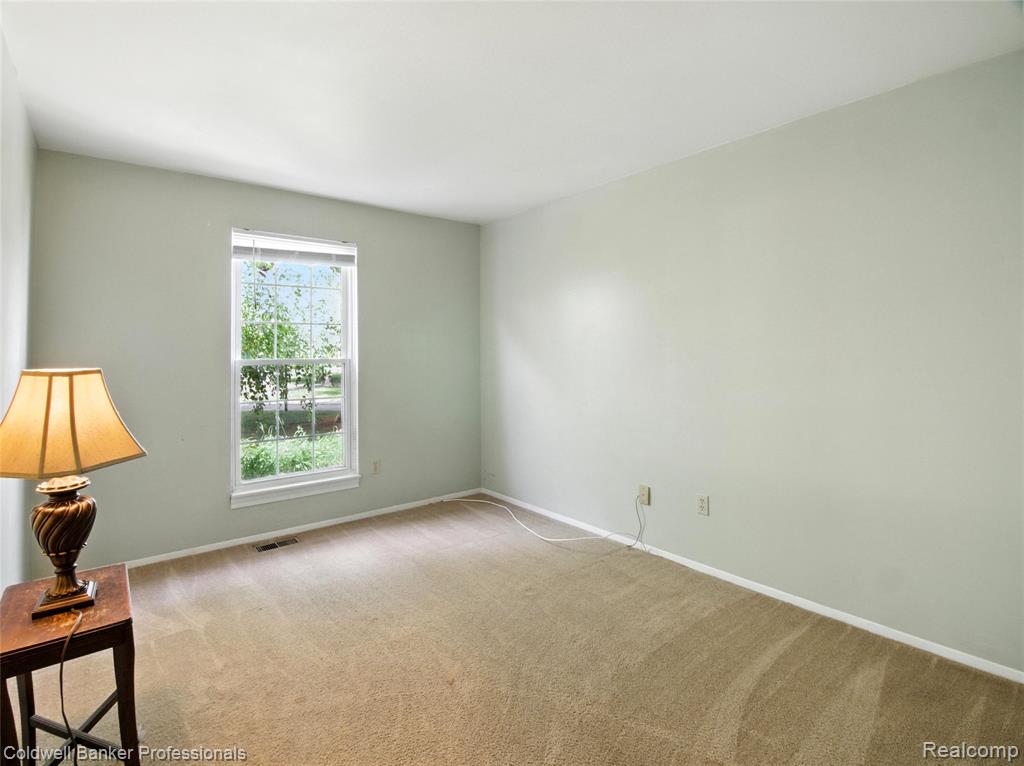 5728 Coach House Court, Waterford, MI 48327 — Photo 11
