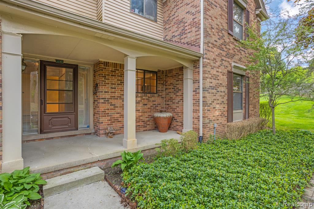 37161 DEER RUN Drive, Farmington Hills, MI 48331 — Photo 2
