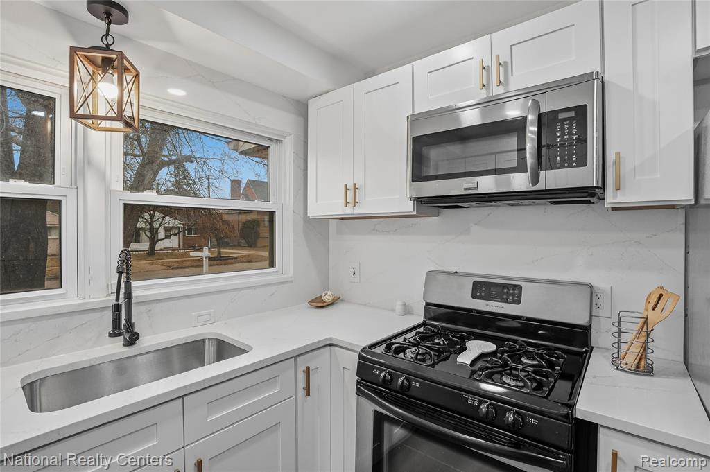 9376 Dixie, Redford, MI 48239 — Photo 10