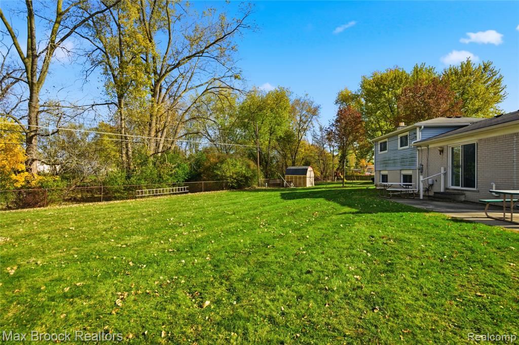 8759 Calvert Drive, Sterling Heights, MI 48312 — Photo 27