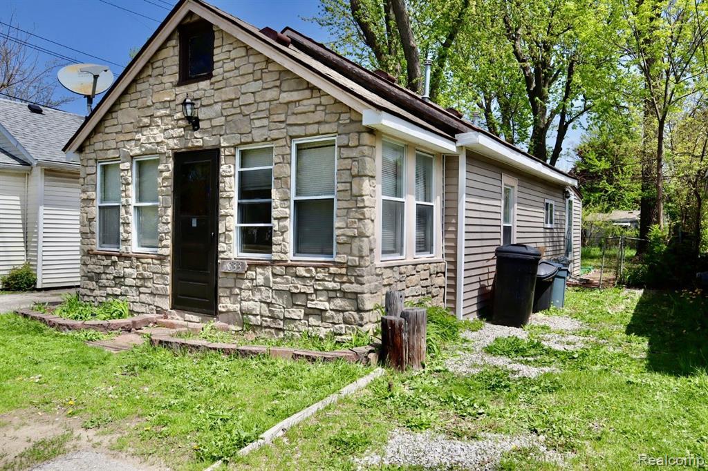 1833 CASS LAKE Road, Keego Harbor, MI 48320 — Photo 17