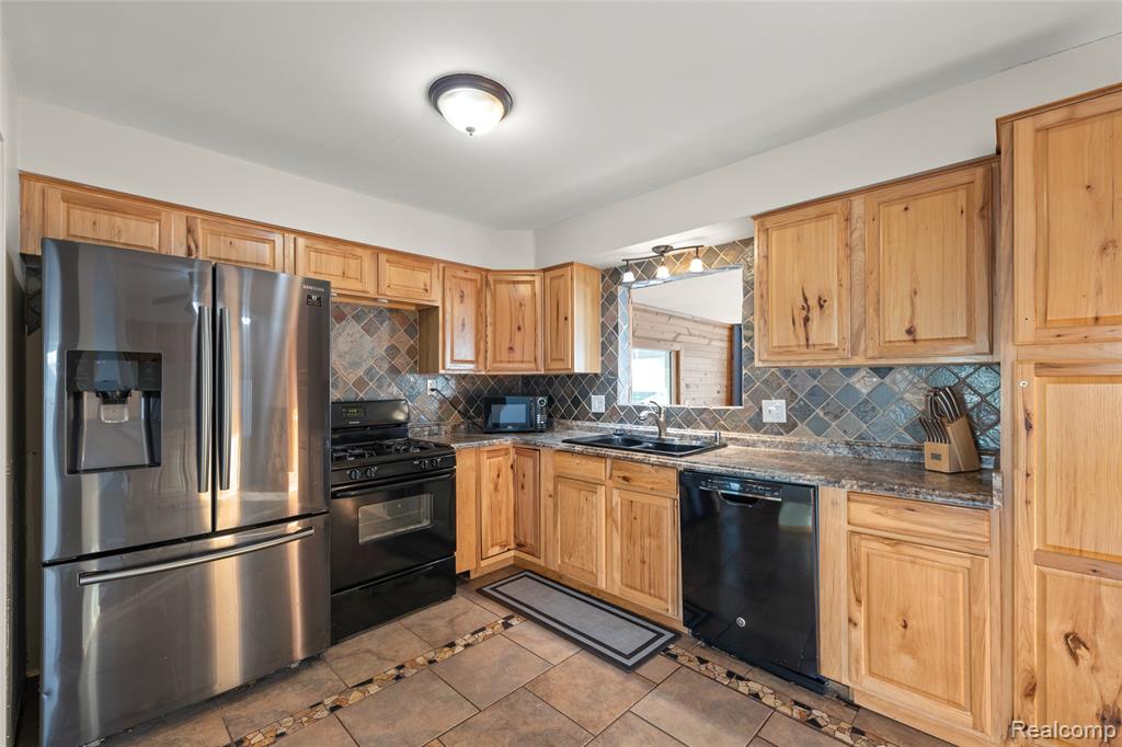 27228 Weddel Avenue, Brownstown, MI 48183 — Photo 7