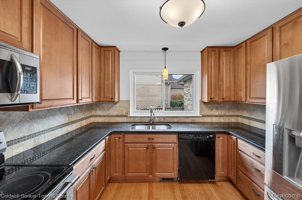 8895 Knolson Avenue, Livonia, MI 48150 — Photo 13