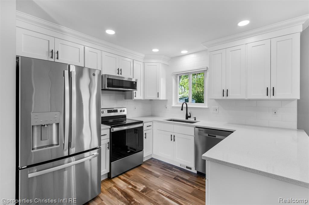 8439 Doncaster Drive, Sterling Heights, MI 48312 — Photo 8