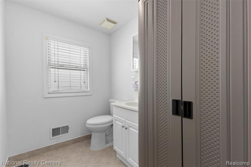 509 Elizabeth Lake Road, Waterford, MI 48328 — Photo 17