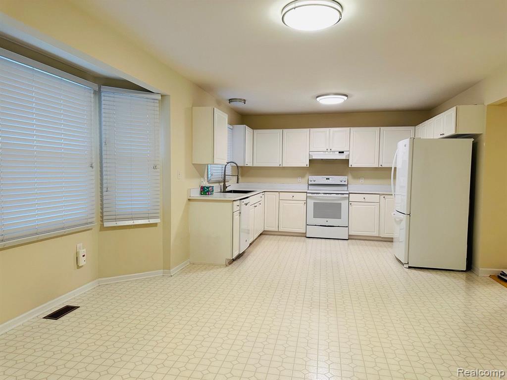 5313 SIMPSON LAKE Road, West Bloomfield, MI 48323 — Photo 5