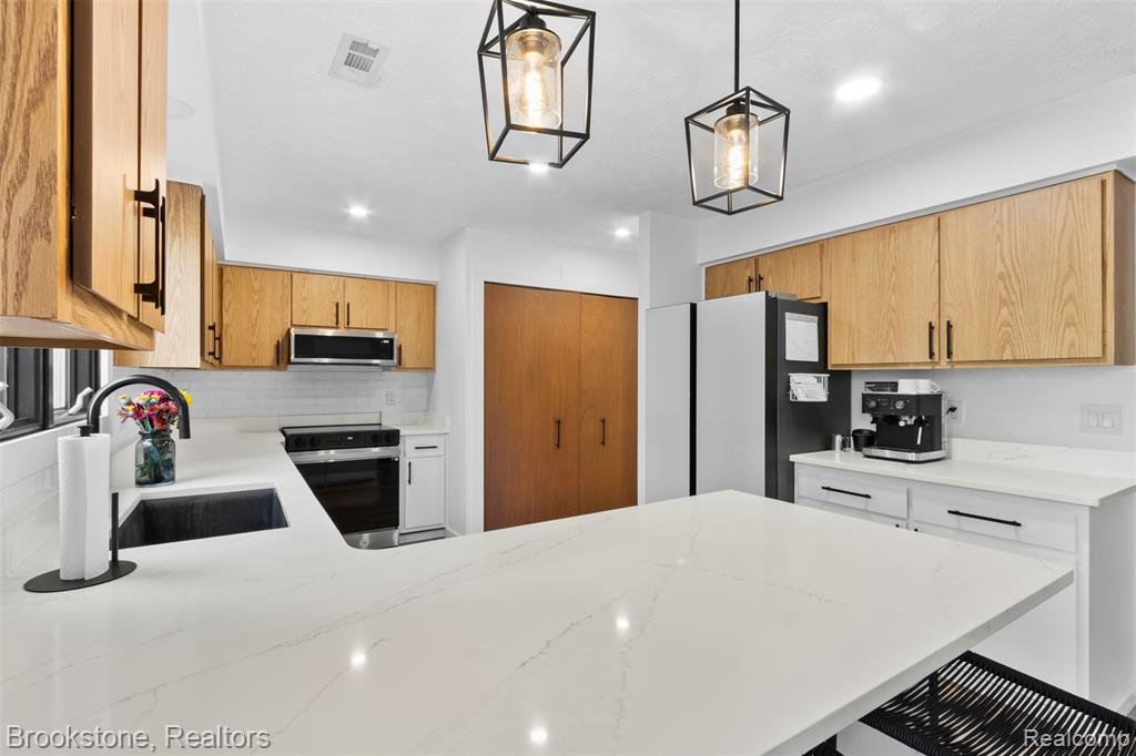 468 Woodstone Road, Waterford, MI 48327 — Photo 11