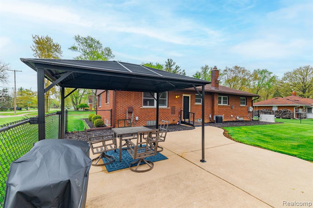 7912 COVENTRY Avenue, Grosse Ile, MI 48138 — Photo 31