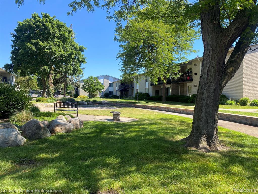 8401 KENNEDY Circle N, 7, Warren, MI 48093 — Photo 18