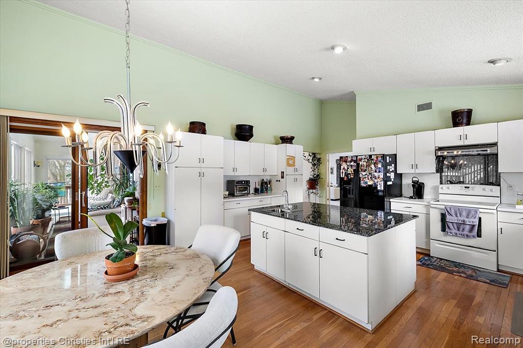 1808 Moors Court, Bloomfield Hills, MI, 48302