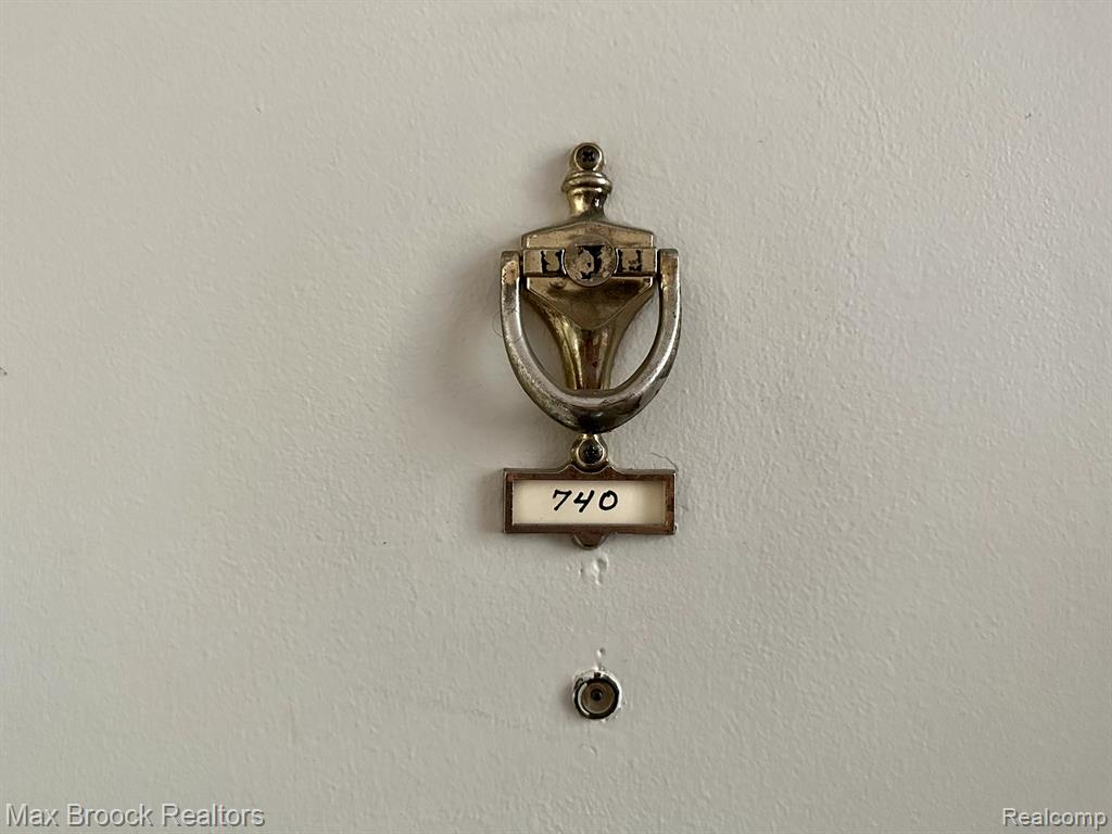 740 E FOX HILLS Drive, Bloomfield Hills, MI 48304 — Photo 20