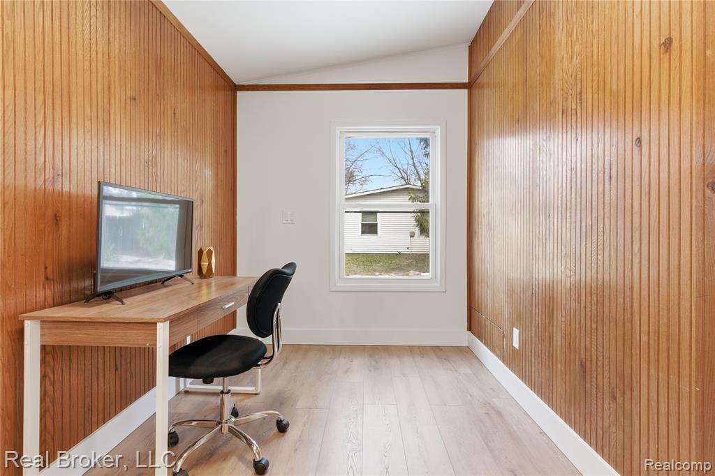 6351 Beth, Brighton, MI 48116 — Photo 11
