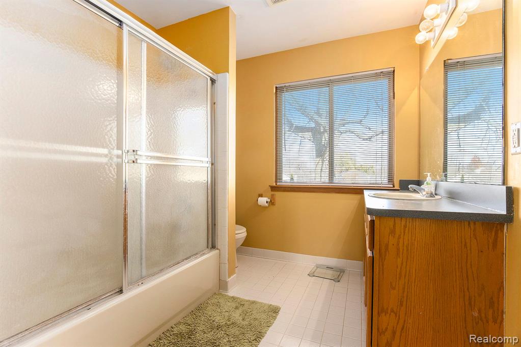52644 CLEVELAND Street, New Baltimore, MI 48047 — Photo 16