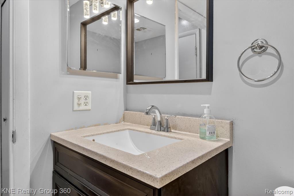 8092 Willow Lane, Warren, MI 48093 — Photo 18