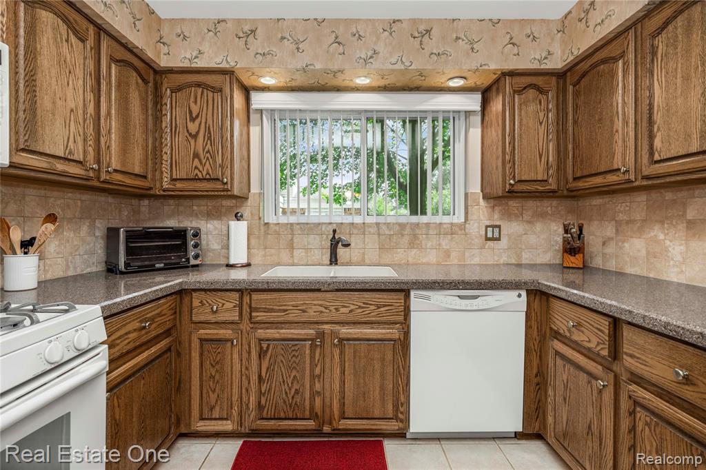 5487 Boros Drive, Troy, MI 48085 — Photo 13