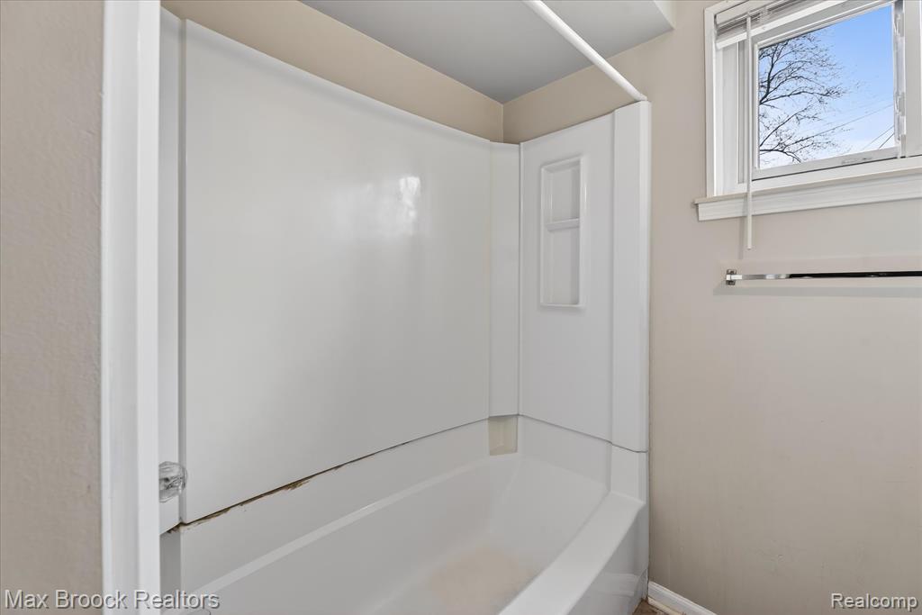 23448 Easterling Avenue, Hazel Park, MI 48030 — Photo 30