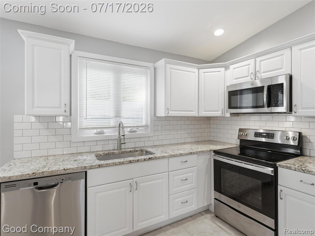 4030 Manitoba Street, Auburn Hills, MI 48326 — Photo 14